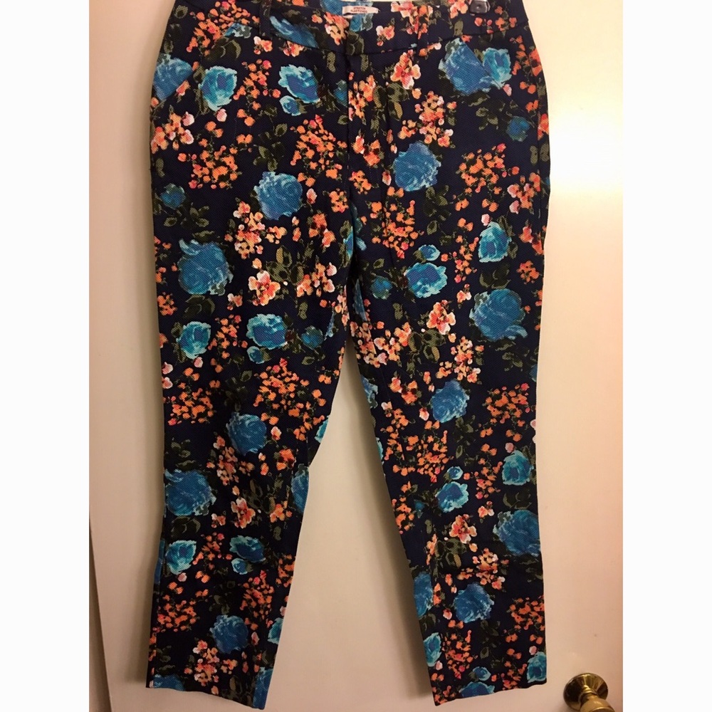 SOLD 🌈 Curvy Floral Cropped Pants